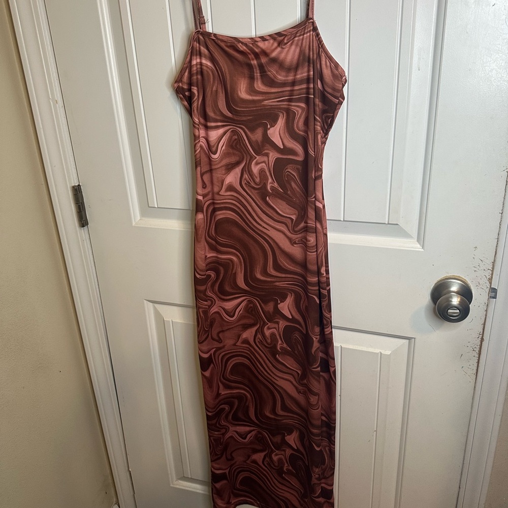 Elegant Swirl Pattern Dress in Brown